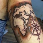Tetovaža kompasa: pomen na roki, rami, podlakti, zapestju, komolcu, nogi